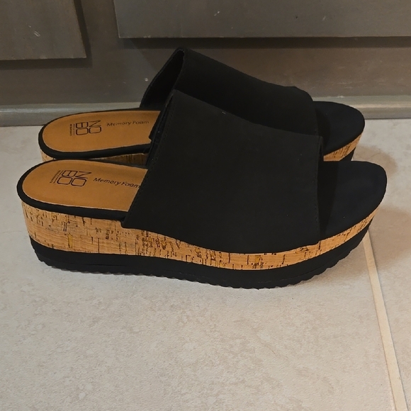 Women's Size 7 Black Platform Sandals, No Boundaries, Slip On - Picture 3 of 5
